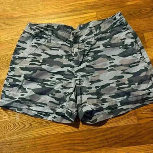 Columbia Sportswear Women’s Blue and Gray Camo Shorts, Size 2‎